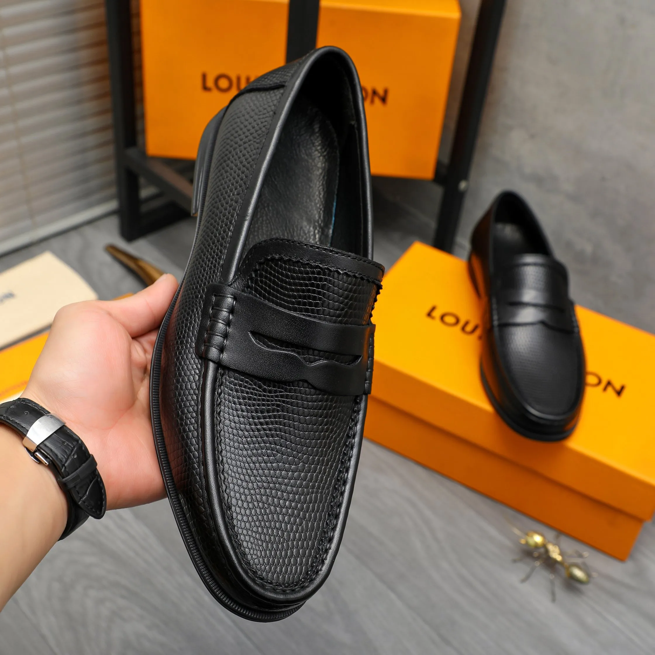 Men's shoes 💰p442 Product trademark: LV (Louis Vuitton) business slip-on leather shoes. Regular size: 38-46 (45.46 is custom-made and non-refundable) Product materials: Selected high-quality grained cowhide upper, cowhide lining, rubber outsole